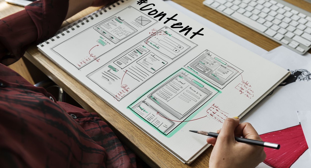 persona escribiendo en un cuaderno